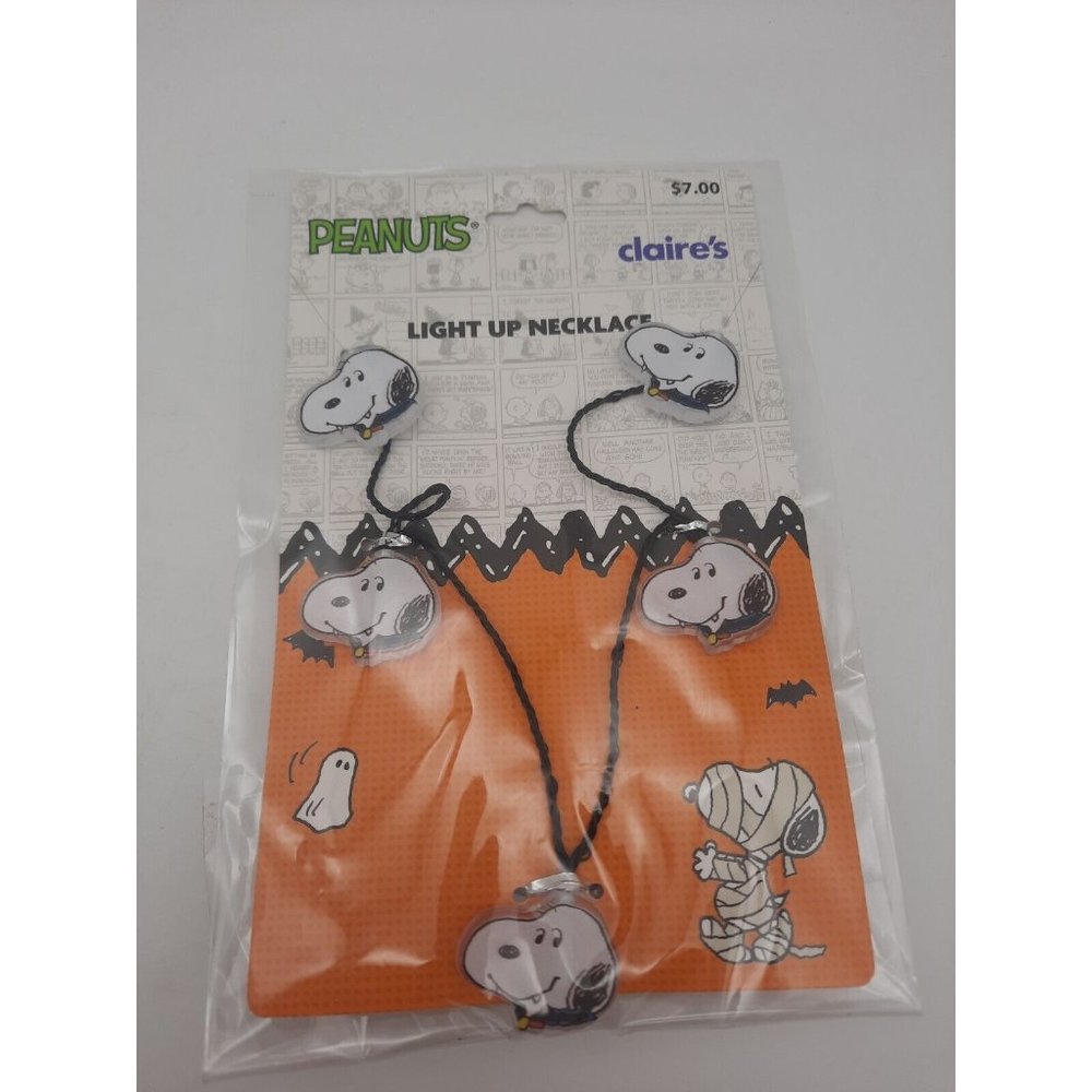 Peanuts Claire’s Vampire Snoopy Light Up Necklace Halloween NEW - Picture 3 of 4